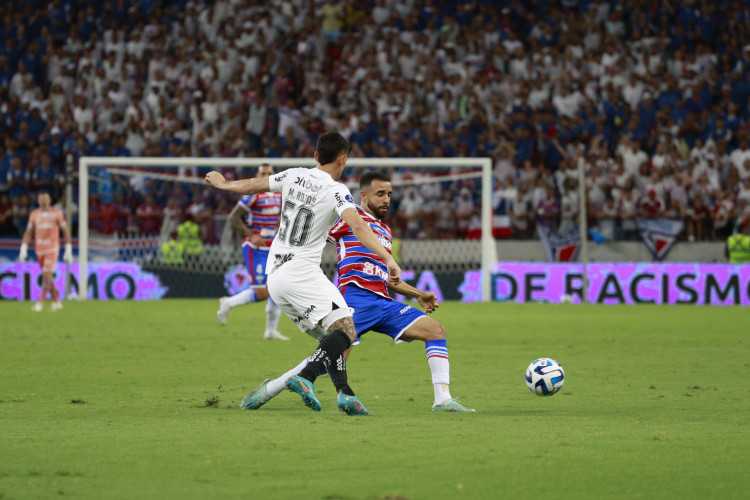 Rojas e Caio Alexandre disputam lance no jogo Fortaleza x Corinthians, no Castelão, pela semifinal da Copa Sul-Americana 2023