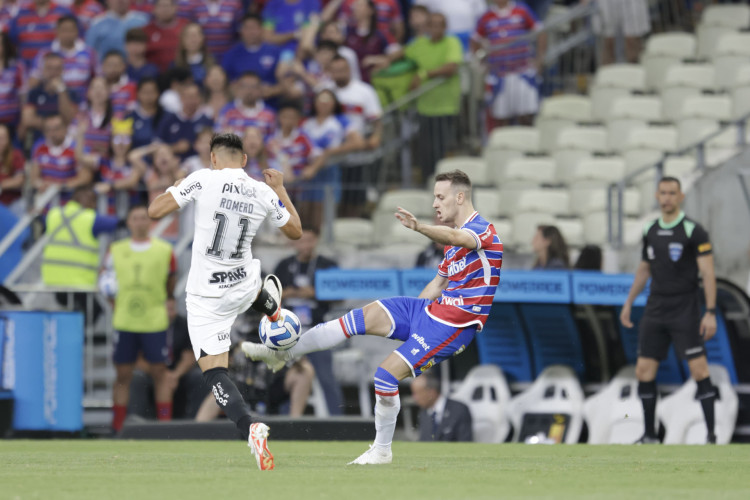 Romero e Pochettino disputam lance no jogo Fortaleza x Corinthians, no Castelão, pela semifinal da Copa Sul-Americana 2023