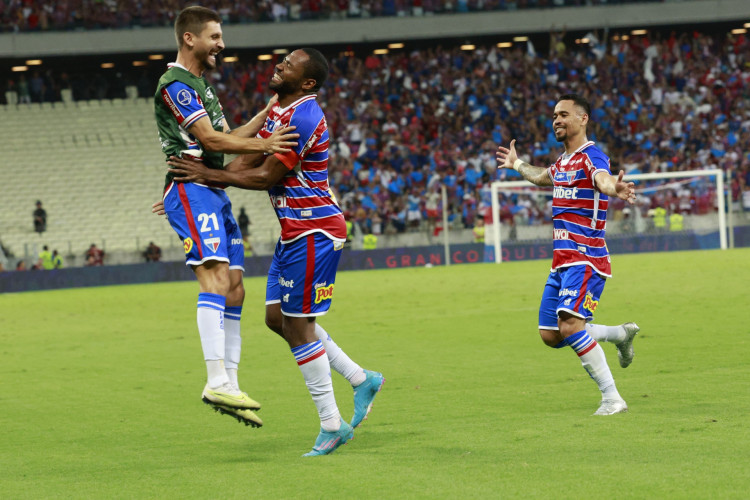 Tinga comemora gol no jogo Fortaleza x Corinthians, no Castelão, pela semifinal da Copa Sul-Americana 2023