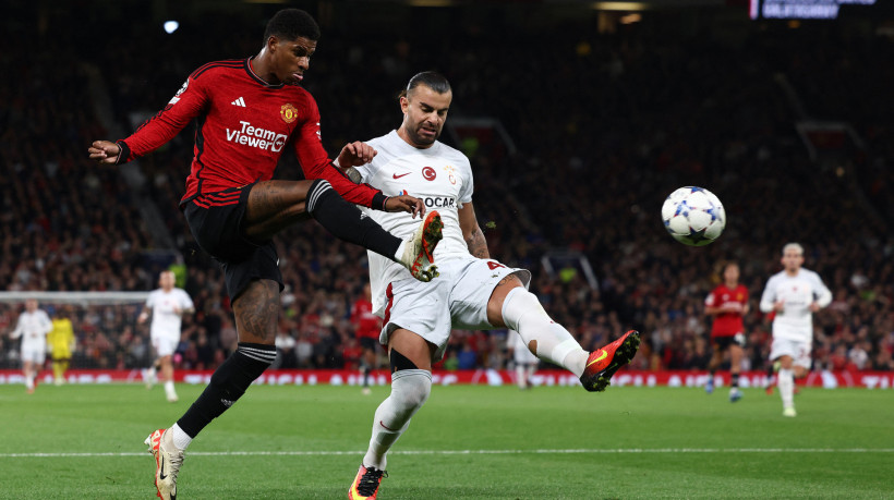Rashford disputa lance no jogo Manchester United x Galatasaray, em Old Trafford, pela Champions League