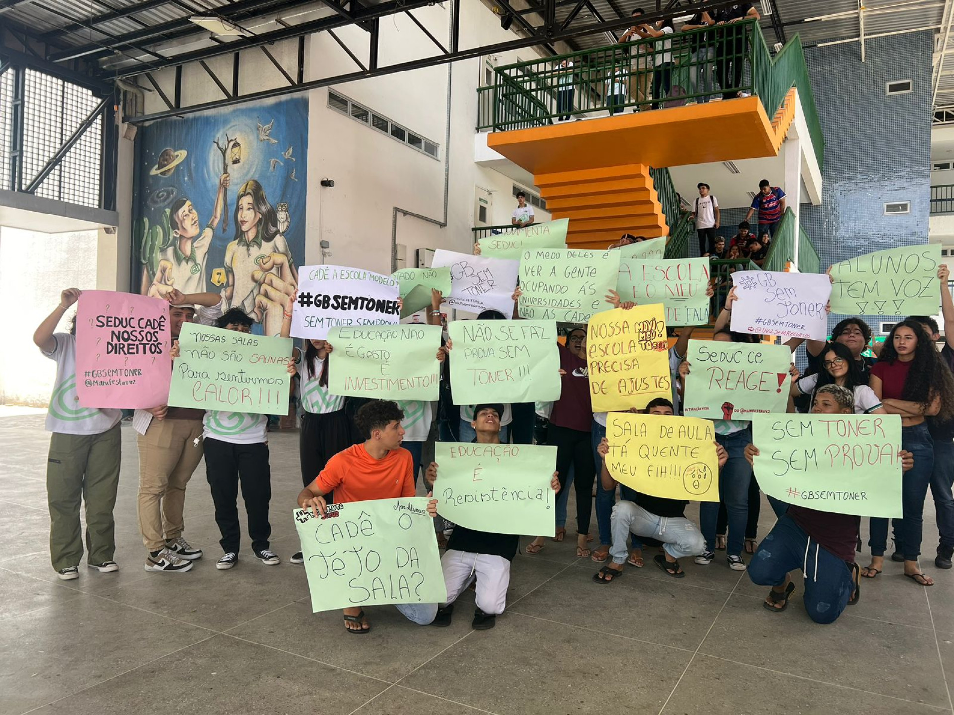 Estudantes de escola do Conjunto Ceará fazem protesto por melhoras estruturais