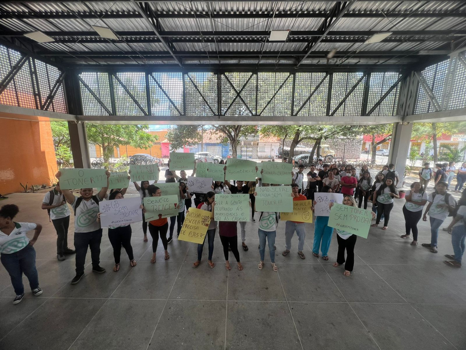 Estudantes de escola do Conjunto Ceará fazem protesto por melhoras estruturais