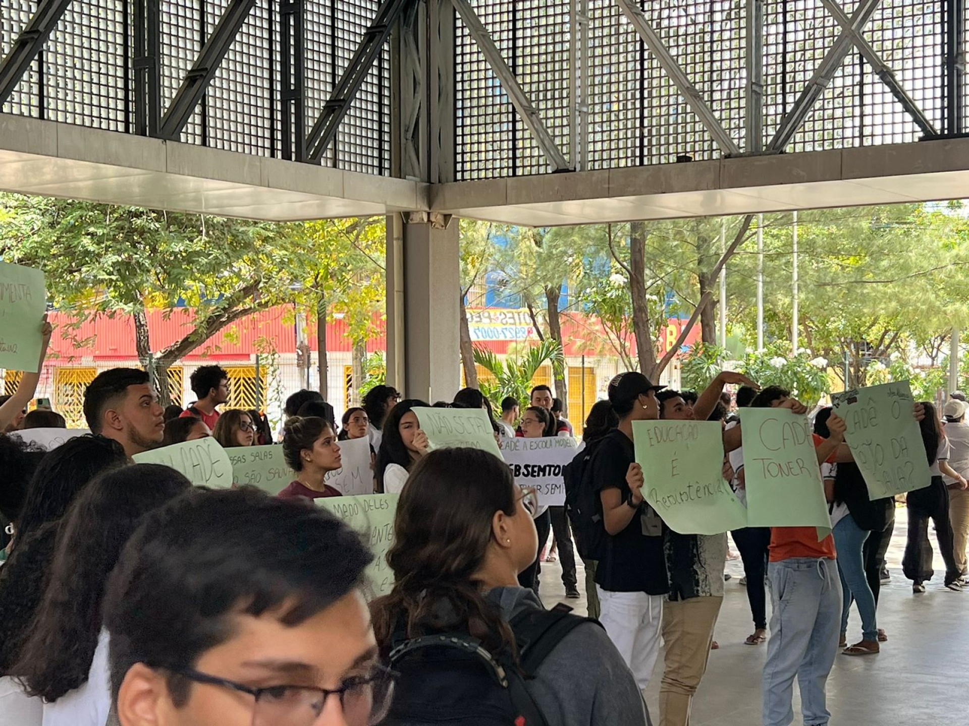 Estudantes de escola do Conjunto Ceará fazem protesto por melhoras estruturais
