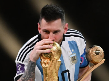 Lionel Messi com a taça de campeão da Copa do Mundo de 2022 