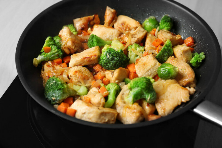 Frango com brócolis e cenoura (Imagem: Africa Studio | Shutterstock)