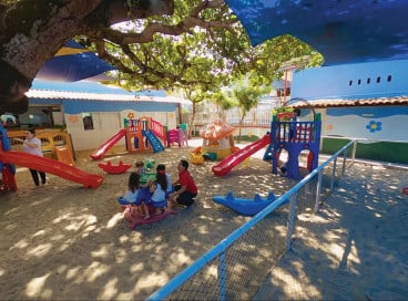 As salas de aula são integradas aos espaços de lazer, proporcionando um ambiente imersivo e rico de atividades 