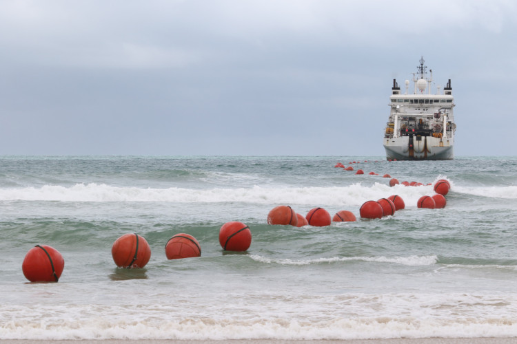 ￼INSTALAÇÃO de cabos submarinos de fibra óptica, na Praia do Futuro