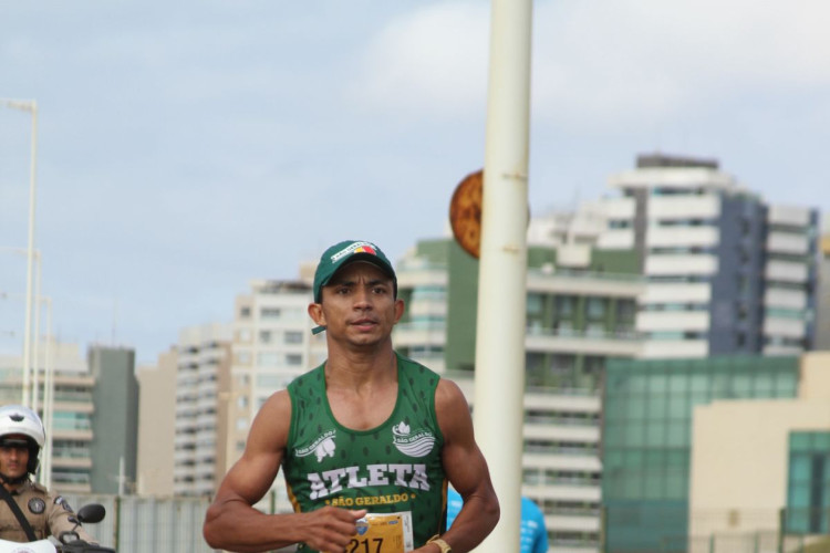 Maratonista cearense C&iacute;cero Evandro