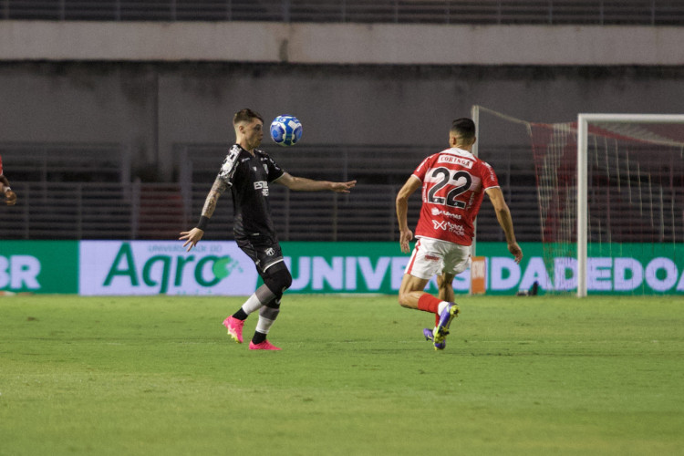 Atacante Barletta disputa lance no jogo CRB x Ceará, no Estádio Rei Pelé, pelo Campeonato Brasileiro Série B 2023
