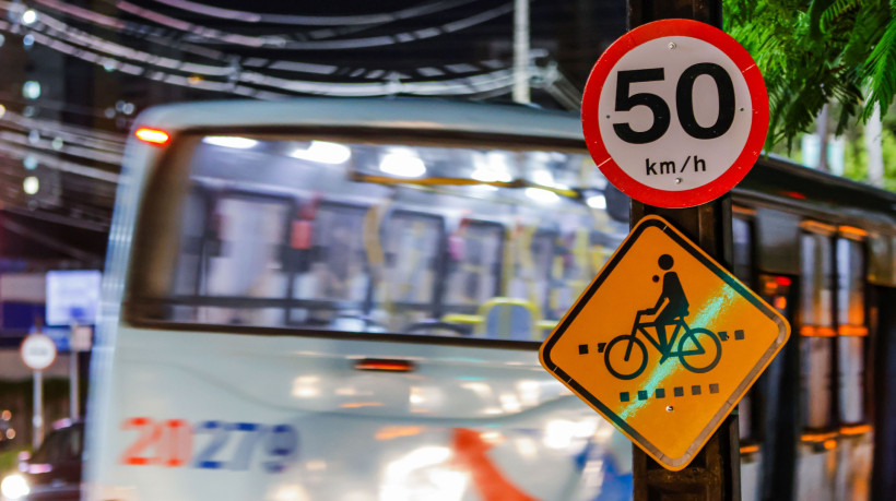 Foto de apoio ilustrativo: micro-ônibus colide com carro na avenida 13 de Maio, no bairro Benfica, em Fortaleza, na manhã desta quarta-feira, 1º

