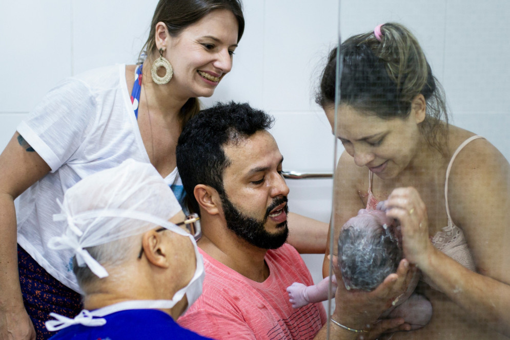 Após a experiência no parto domiciliar, Roberta iniciou atuação no registro de imagens e filmes de partos em Fortaleza