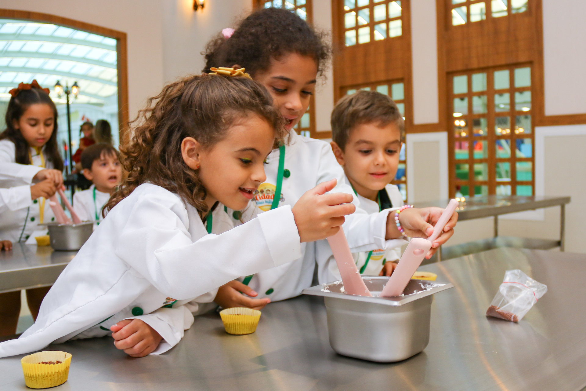 ￼CRIANÇAS têm experiência de fazer receita na Cidade Mais Infância  (Foto: Yuri Allen/Especial para O Povo)