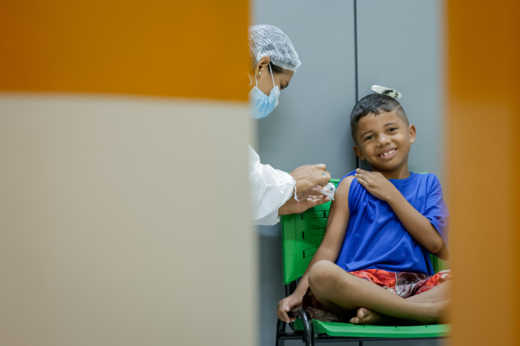 FORTALEZA-CE, BRASIL, 07-10-2023: Alisson Ismael. Dia D da Vacina&ccedil;&atilde;o. Posto de Sa&uacute;de Fl&aacute;vio Marc&iacute;lio. (Foto: Aurelio Alves/O Povo)