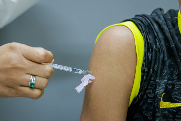 Fortaleza realiza mutirão de vacinação contra Covid-19 e influenza. Ao todo, 14 postos de saúde estarão abertos das 8 às 16h30min aplicando os imunizantes