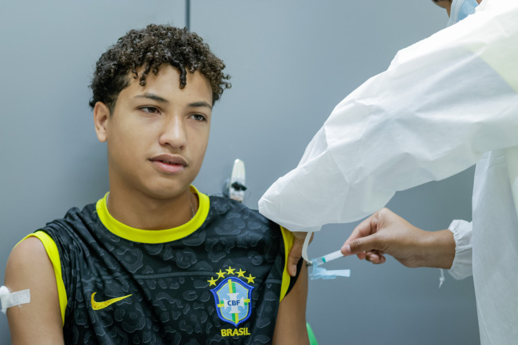 FORTALEZA-CE, BRASIL, 07-10-2023: Francisco Gustavo. Dia D da Vacina&ccedil;&atilde;o. Posto de Sa&uacute;de Fl&aacute;vio Marc&iacute;lio. (Foto: Aurelio Alves/O Povo)