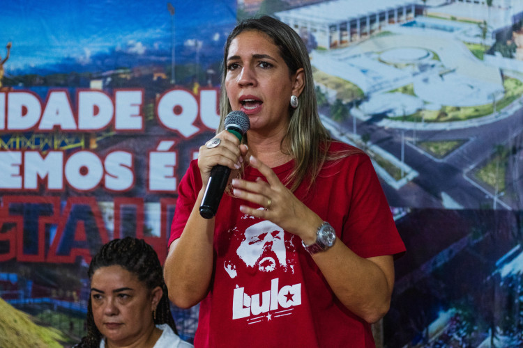 ￼DEPUTADA  Larissa Gaspar