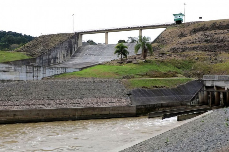 Santa Catarina - Chuvas: após 2ª morte, Santa Catarina decreta fechamento de barragens. Barragem de Ituporanga. Foto: Defesa Civil de Santa Catarina