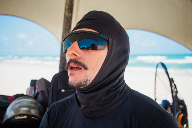 Ventos fortes atrapalham pr&aacute;tica de voo com parapente.  (Foto: Fernanda Barros/ O Povo) 