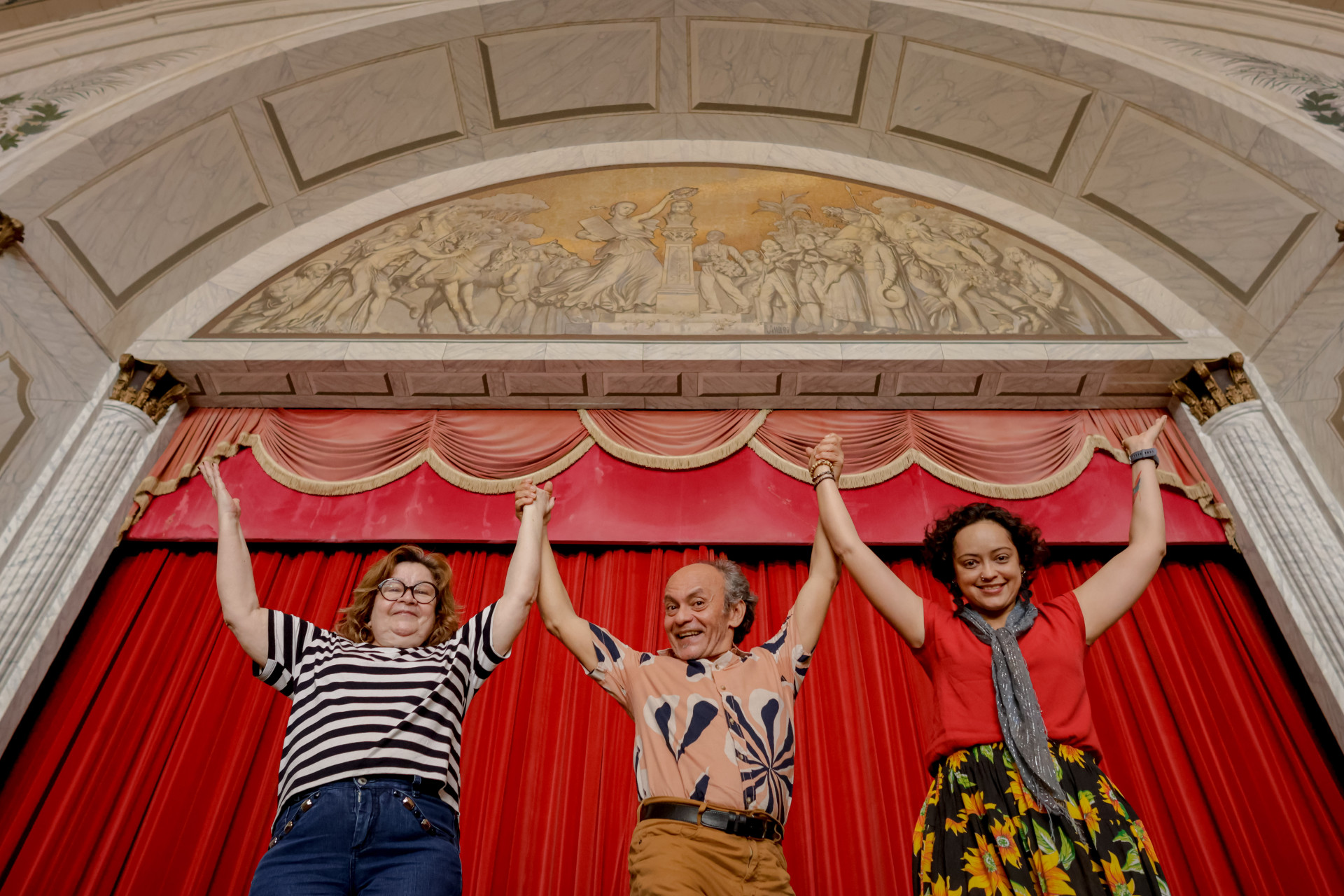 FORTALEZA-CE, BRASIL, 09-10-2023: Neidinha Castelo Branco, 66, professora de teatro / Juliana Veras, 43, atriz, diretora, musicista, professora e pesquisadora / João Andrade Joca, 60 anos, professor, ator, diretor de teatro. Dia dos professores - teatro, entrevista com os professores do Curso de principios basicos de theatro - CPBT. (Foto: Aurelio Alves/O Povo)