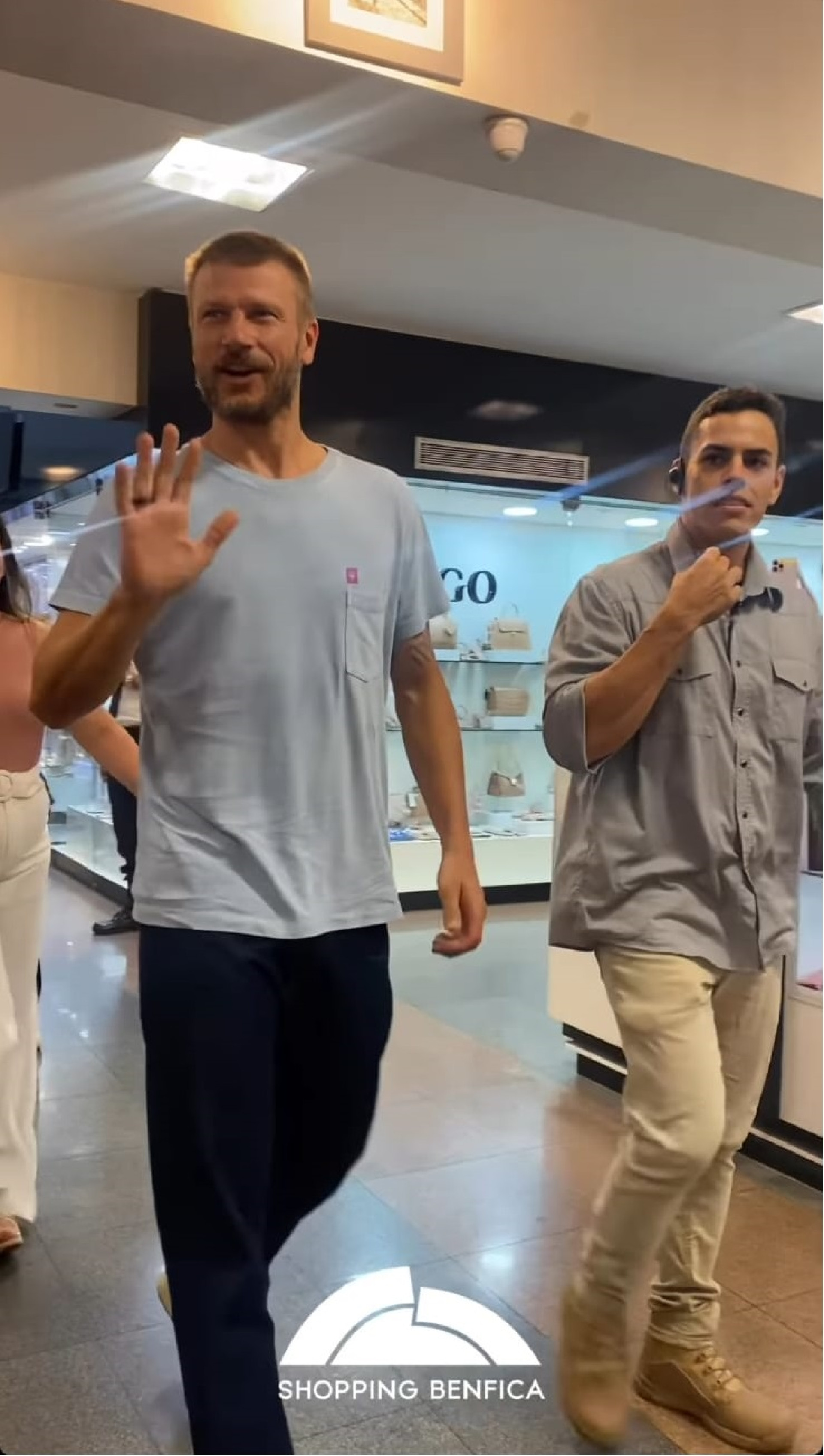 Apresentador Rodrigo Hilbert participou de evento no Shopping Benfica, em Fortaleza, e tirou fotos com os fãs