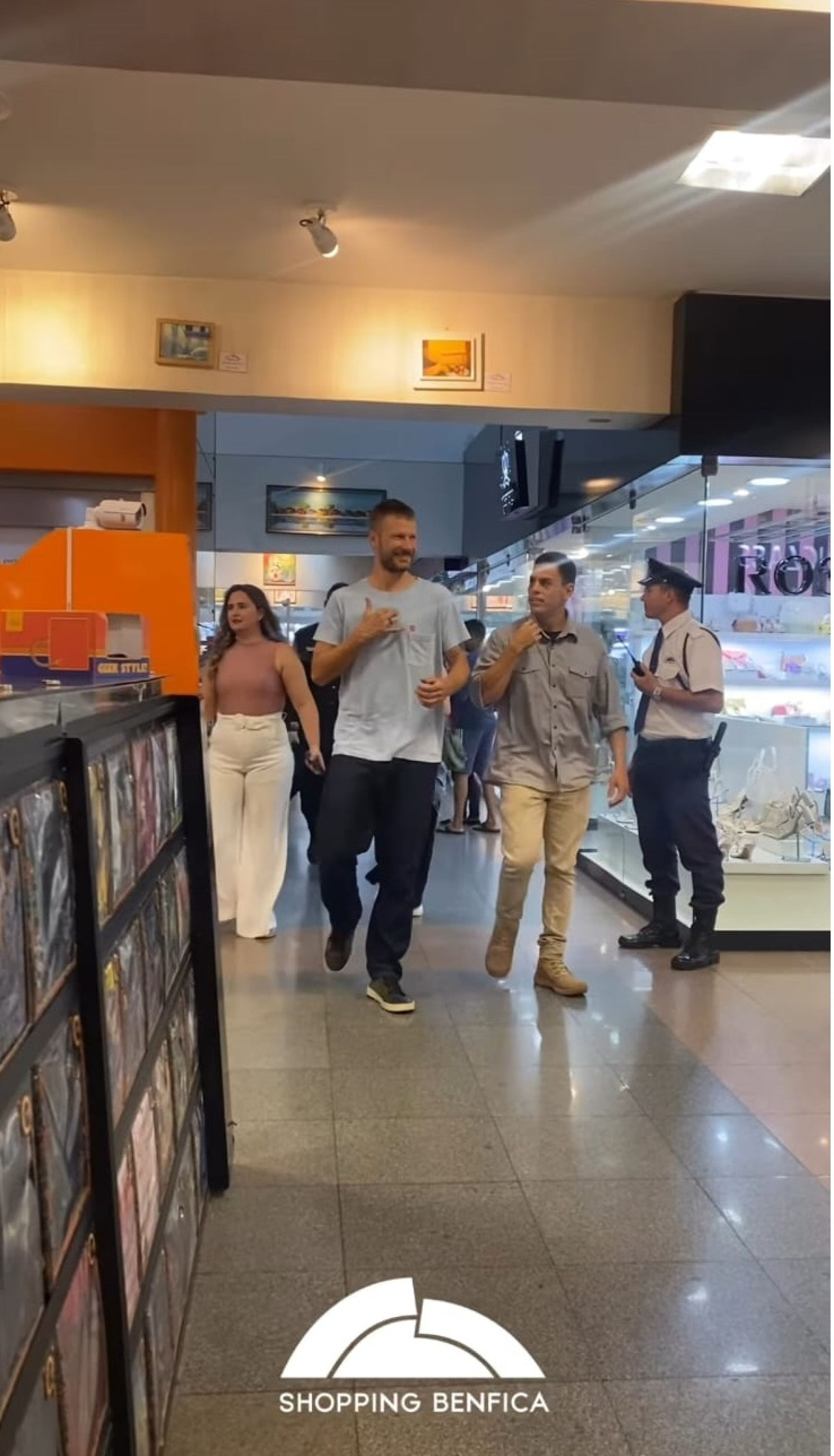 Apresentador Rodrigo Hilbert participou de evento no Shopping Benfica, em Fortaleza, e tirou fotos com os fãs