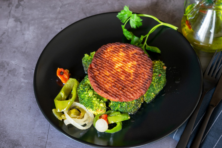Hambúrguer de salmão (Imagem: Galazveruga | Shutterstock) - Portal EdiCase