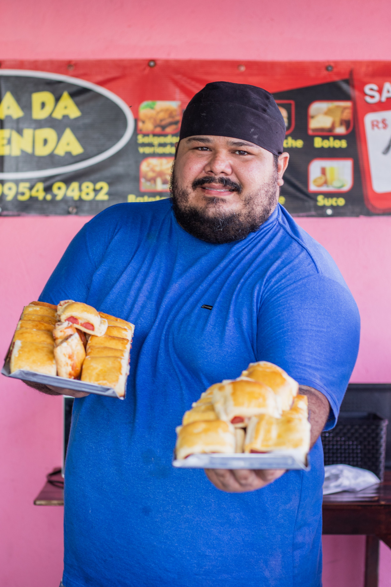 Francisco Neto, 31, administra a lanchonete Casa da Merenda junto com seu companheiro, Josimar Augusto, que foi aluno da Escola de Gastronomia Social Ivens Dias Branco; são vendidos salgados por R$ 1,25