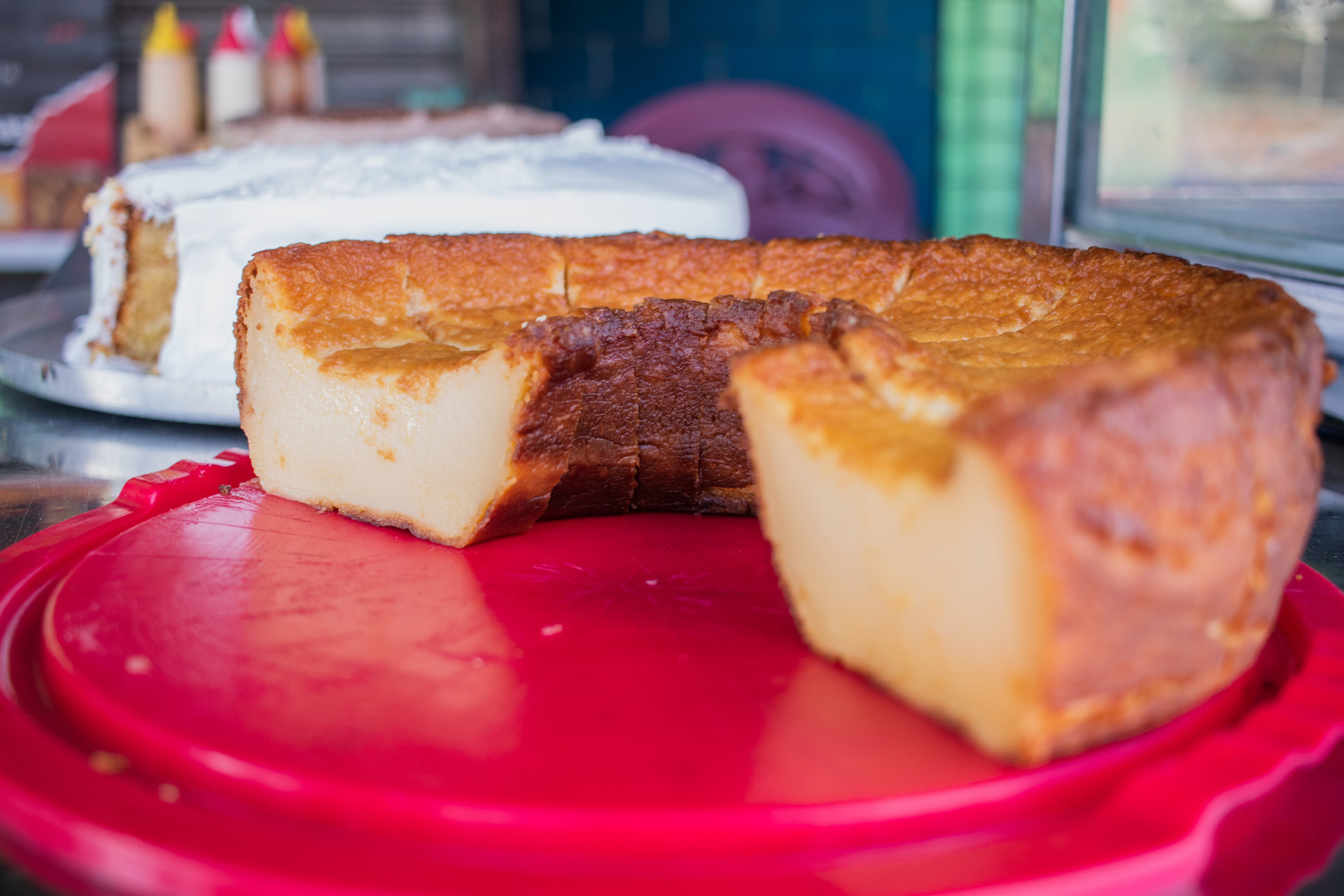 Francisco Neto, 31, administra a lanchonete Casa da Merenda junto com seu companheiro, Josimar Augusto, que foi aluno da Escola de Gastronomia Social Ivens Dias Branco; são vendidos salgados por R$ 1,25