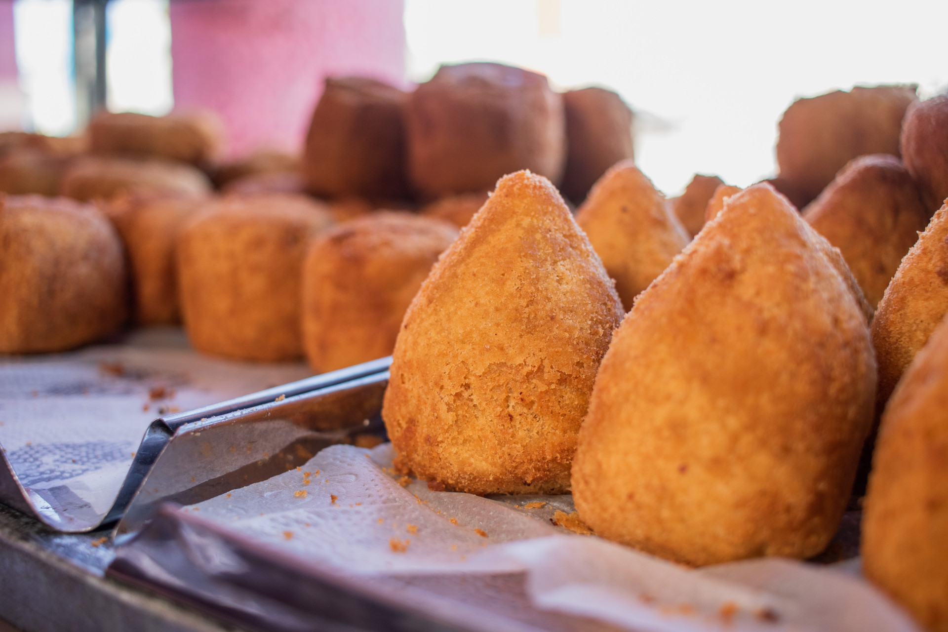Francisco Neto, 31, administra a lanchonete Casa da Merenda junto com seu companheiro, Josimar Augusto, que foi aluno da Escola de Gastronomia Social Ivens Dias Branco; são vendidos salgados por R$ 1,25