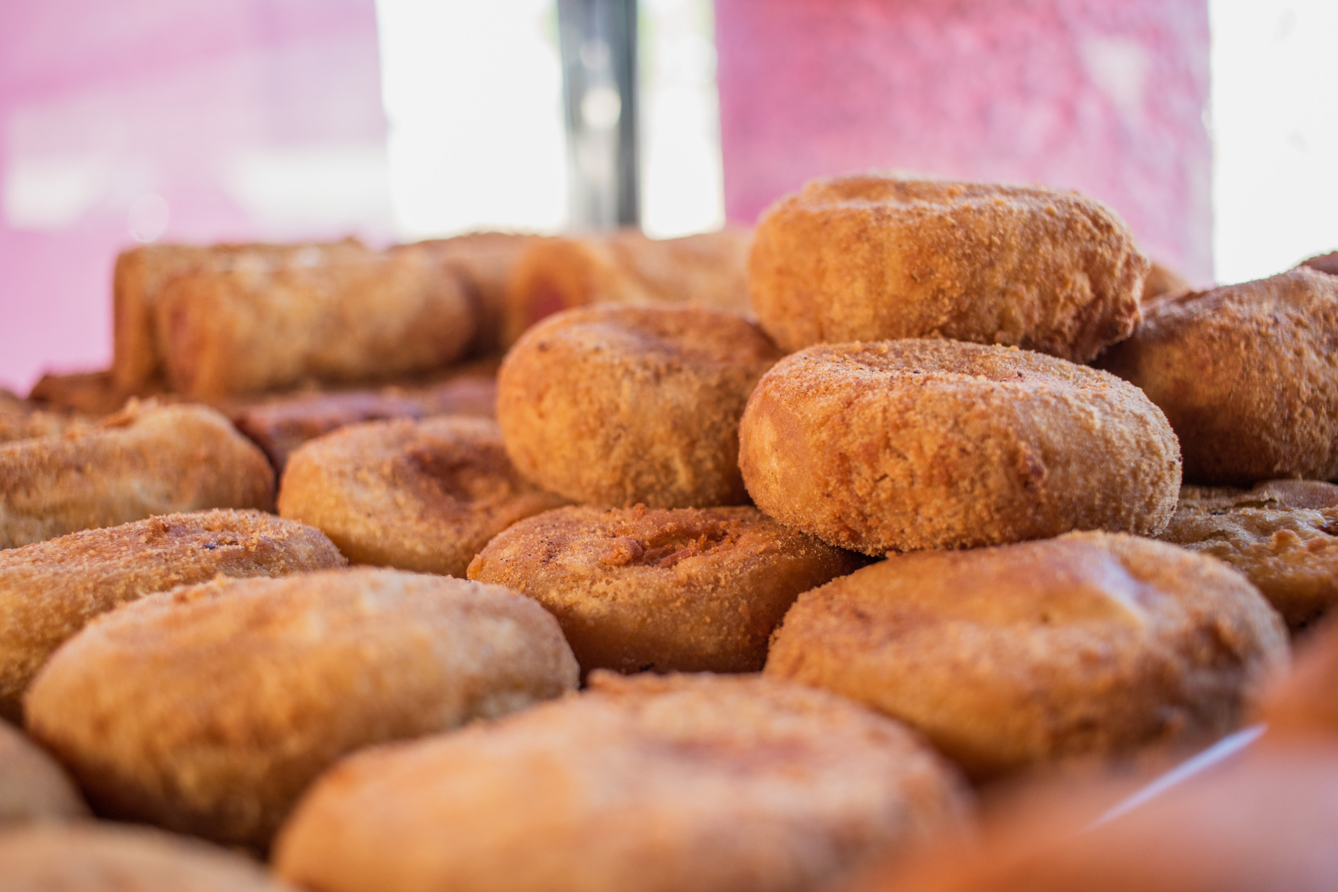 Francisco Neto, 31, administra a lanchonete Casa da Merenda junto com seu companheiro, Josimar Augusto, que foi aluno da Escola de Gastronomia Social Ivens Dias Branco; são vendidos salgados por R$ 1,25