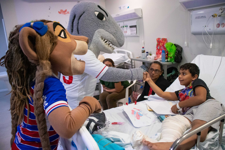 FORTALEZA, CEARÁ, BRASIL, 11-10-2023: Mascotes de times de futebol fazem a Semana da Criança no Hospital IJF. (Foto: Samuel Setubal/ O Povo)