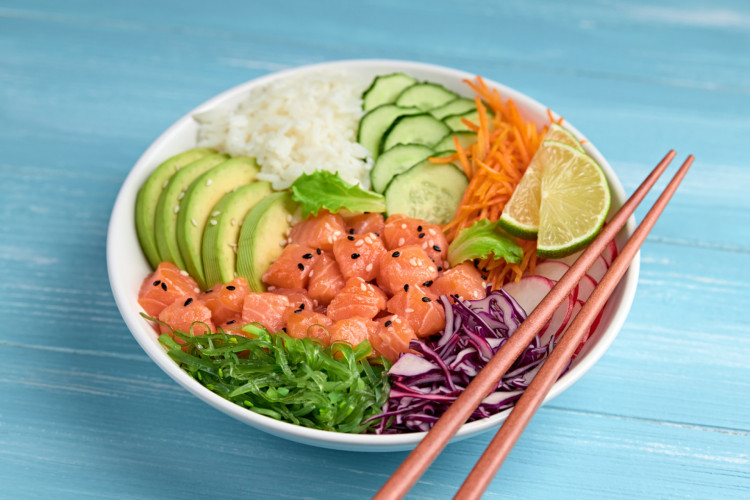 Poke de salmão (Imagem: Indigo Photo Club | Shutterstock)