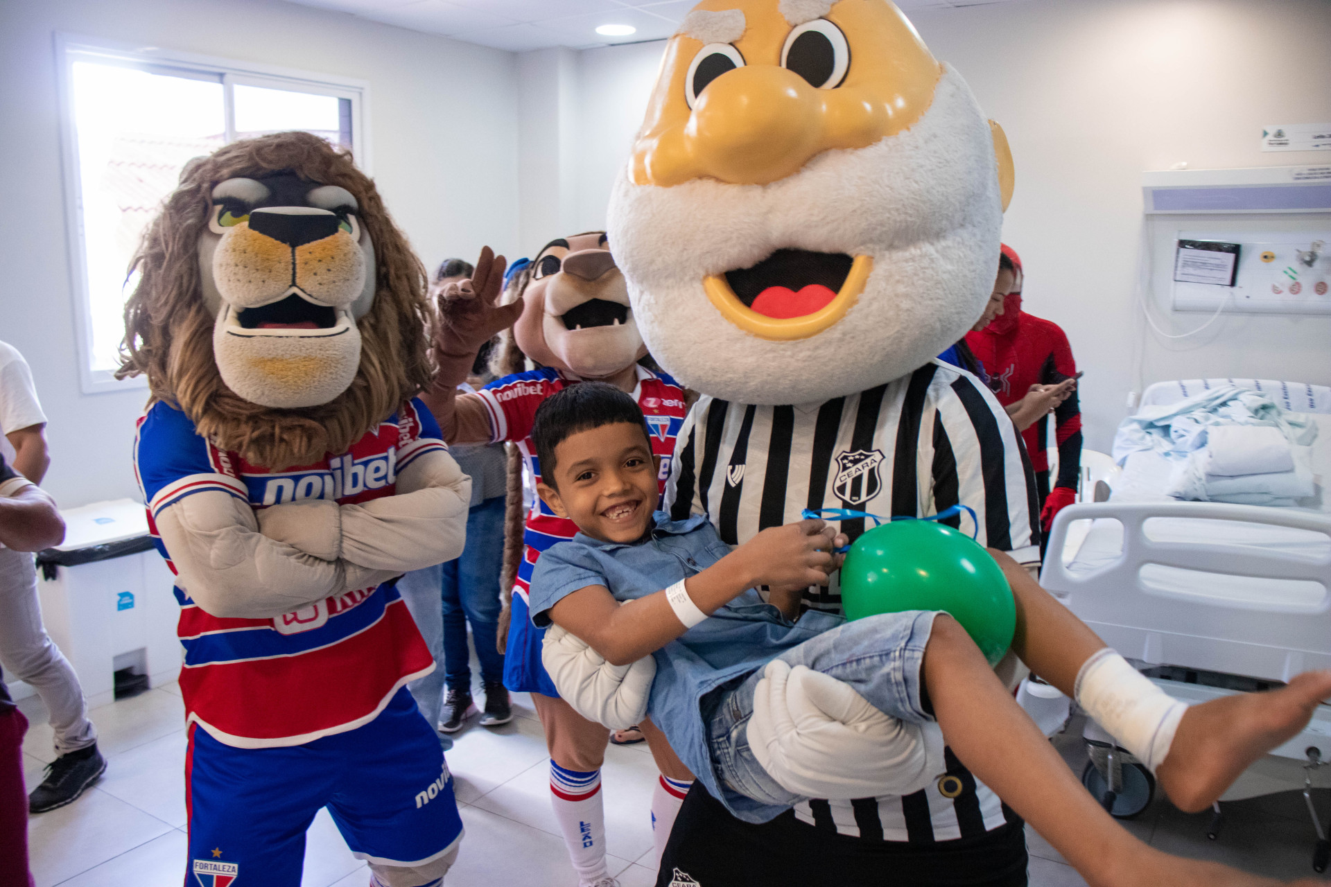 FORTALEZA, CEARÁ, BRASIL, 11-10-2023: Mascotes de times de futebol fazem a Semana da Criança no Hospital IJF. (Foto: Samuel Setubal/ O Povo)