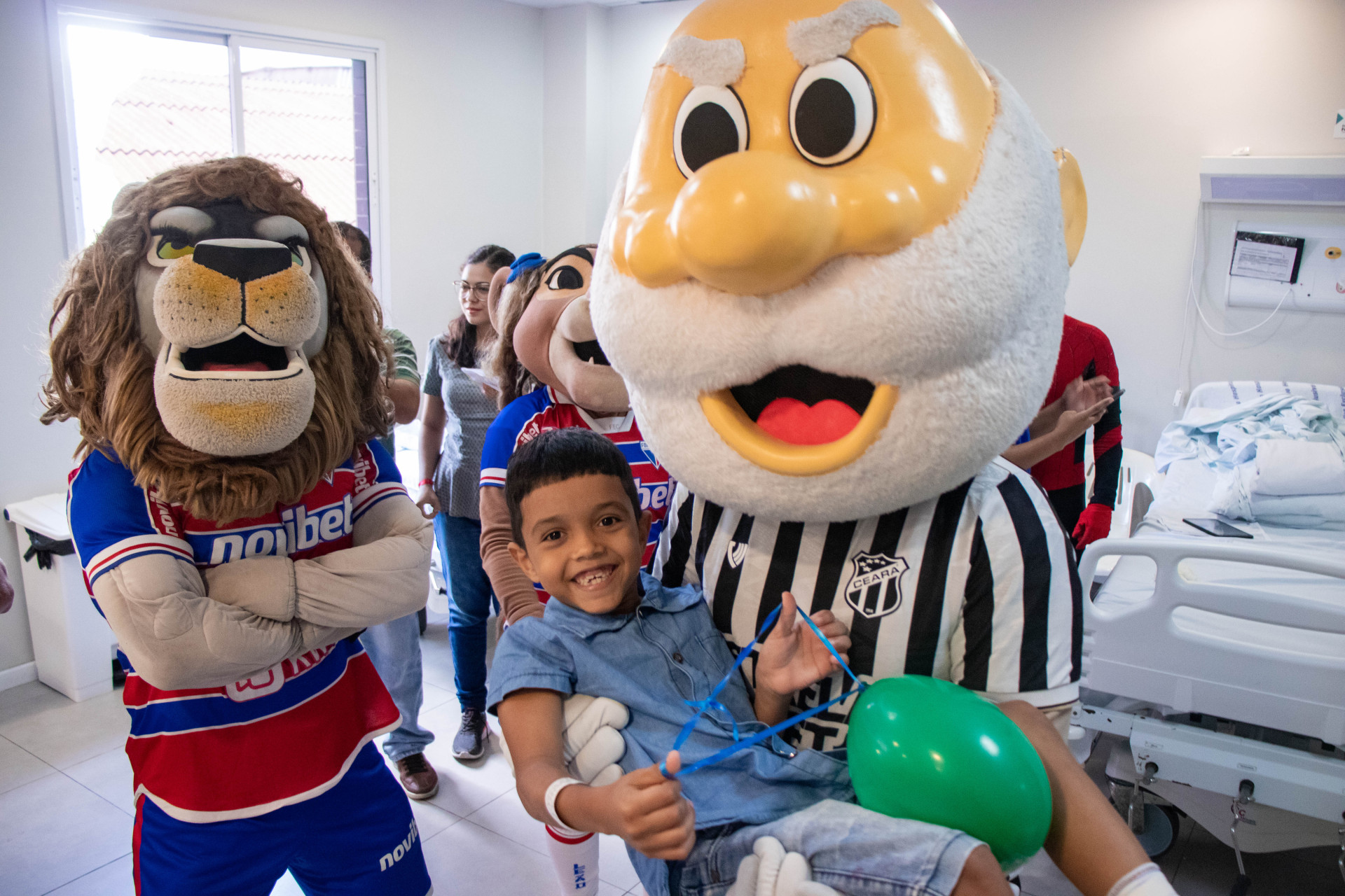 FORTALEZA, CEARÁ, BRASIL, 11-10-2023: Mascotes de times de futebol fazem a Semana da Criança no Hospital IJF. (Foto: Samuel Setubal/ O Povo)