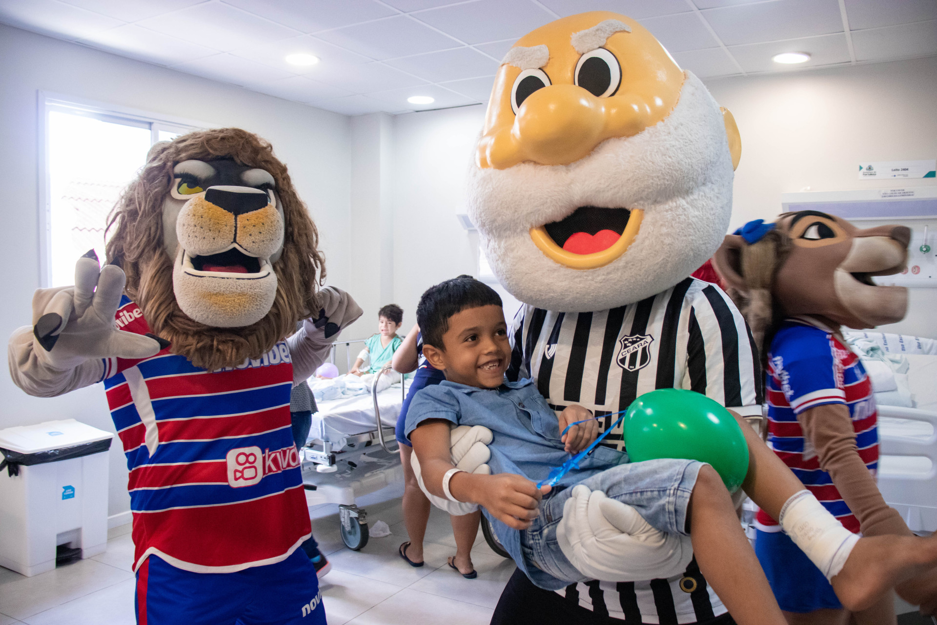 FORTALEZA, CEARÁ, BRASIL, 11-10-2023: Mascotes de times de futebol fazem a Semana da Criança no Hospital IJF. (Foto: Samuel Setubal/ O Povo)