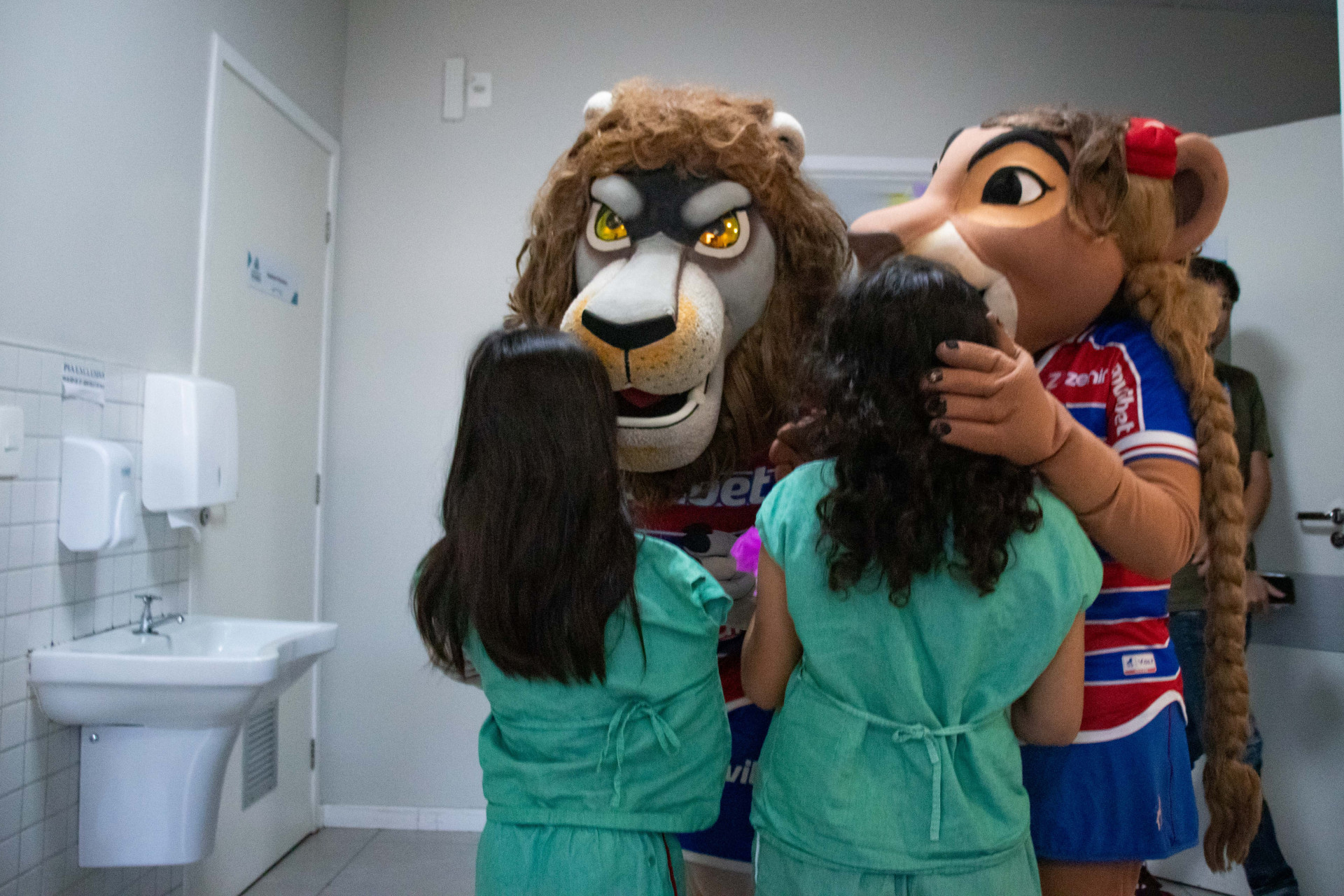FORTALEZA, CEARÁ, BRASIL, 11-10-2023: Mascotes de times de futebol fazem a Semana da Criança no Hospital IJF. (Foto: Samuel Setubal/ O Povo)