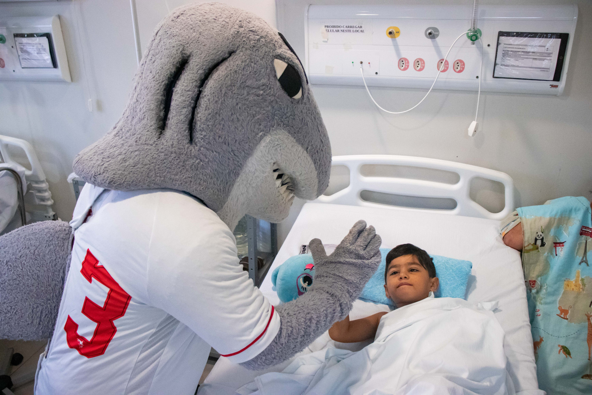 FORTALEZA, CEARÁ, BRASIL, 11-10-2023: Mascotes de times de futebol fazem a Semana da Criança no Hospital IJF. (Foto: Samuel Setubal/ O Povo)