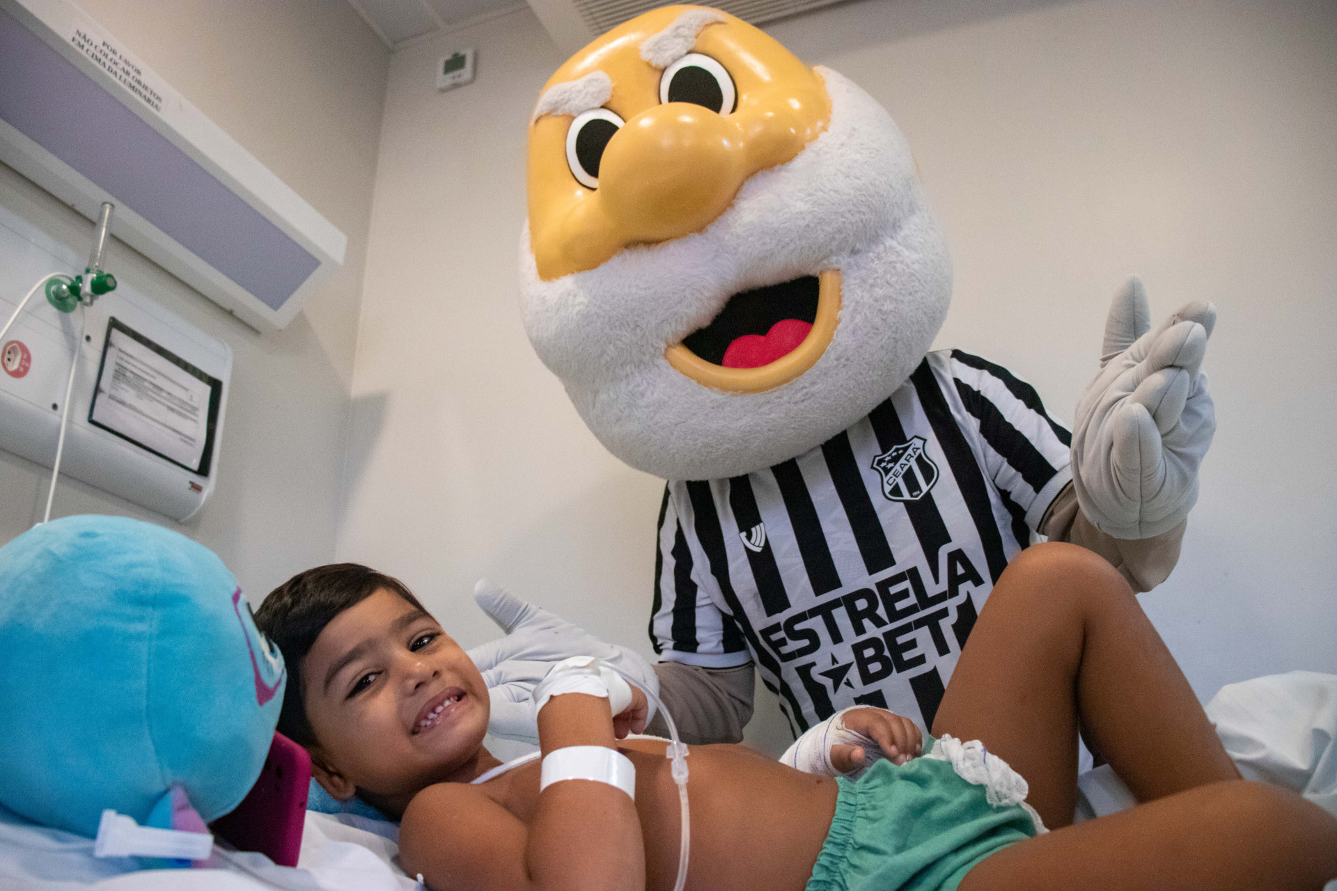 FORTALEZA, CEARÁ, BRASIL, 11-10-2023: Mascotes de times de futebol fazem a Semana da Criança no Hospital IJF. (Foto: Samuel Setubal/ O Povo)