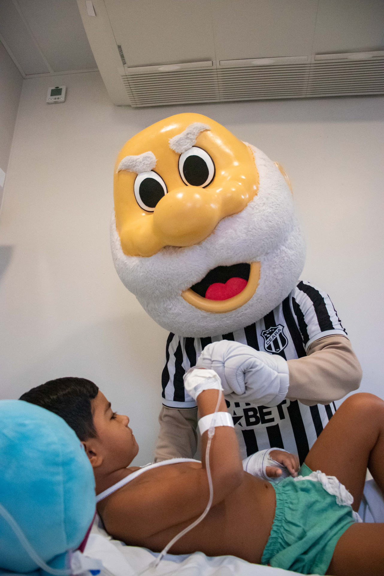 FORTALEZA, CEARÁ, BRASIL, 11-10-2023: Mascotes de times de futebol fazem a Semana da Criança no Hospital IJF. (Foto: Samuel Setubal/ O Povo)