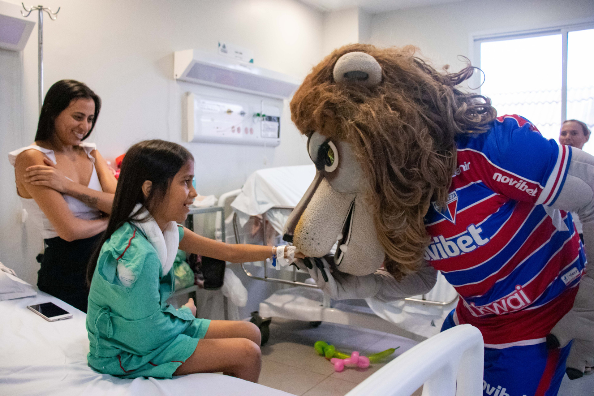 FORTALEZA, CEARÁ, BRASIL, 11-10-2023: Mascotes de times de futebol fazem a Semana da Criança no Hospital IJF. (Foto: Samuel Setubal/ O Povo)