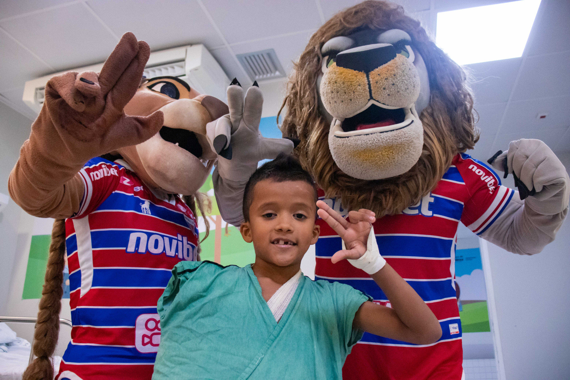 FORTALEZA, CEARÁ, BRASIL, 11-10-2023: Mascotes de times de futebol fazem a Semana da Criança no Hospital IJF. (Foto: Samuel Setubal/ O Povo)