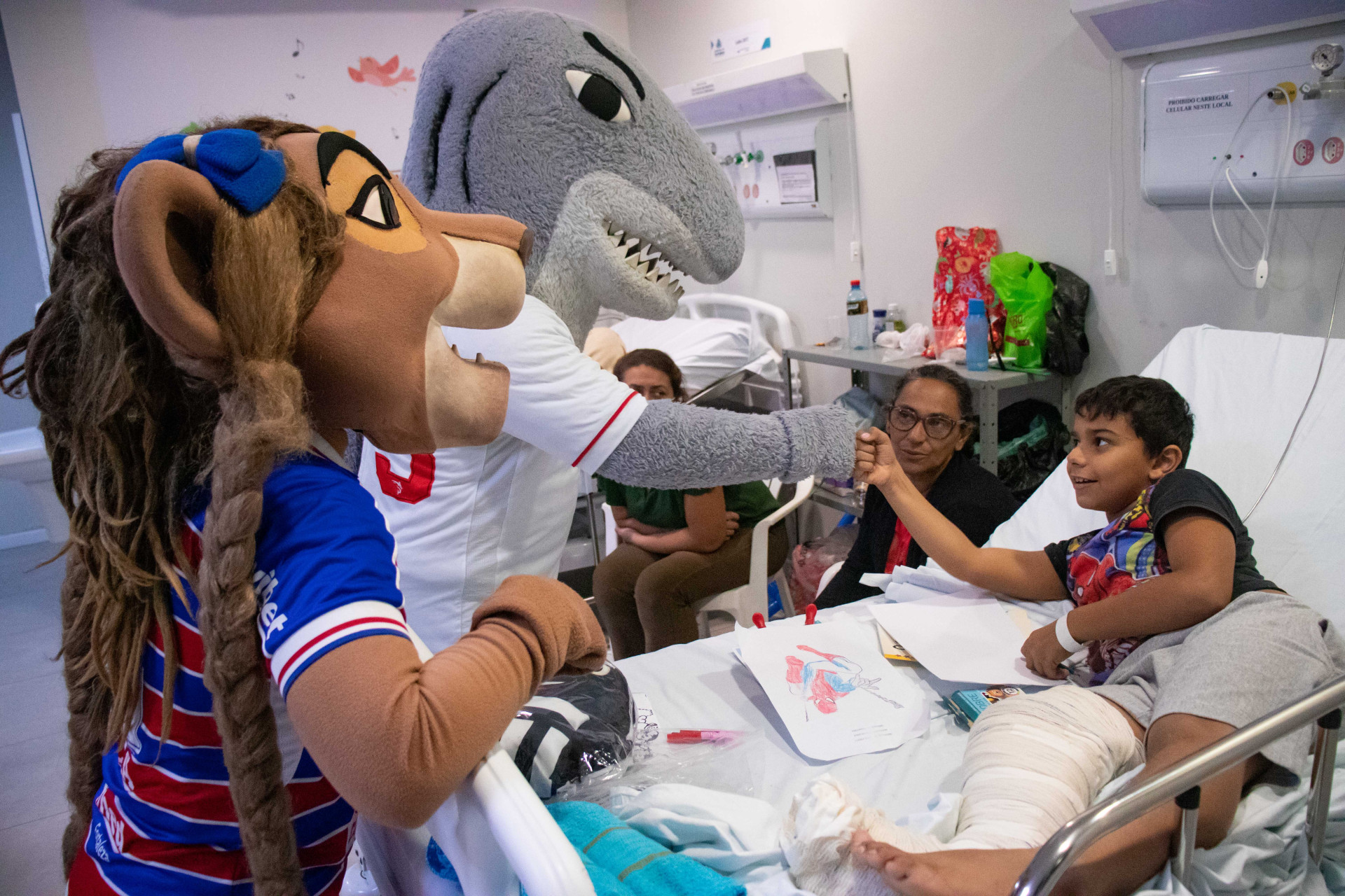 FORTALEZA, CEARÁ, BRASIL, 11-10-2023: Mascotes de times de futebol fazem a Semana da Criança no Hospital IJF. (Foto: Samuel Setubal/ O Povo)
