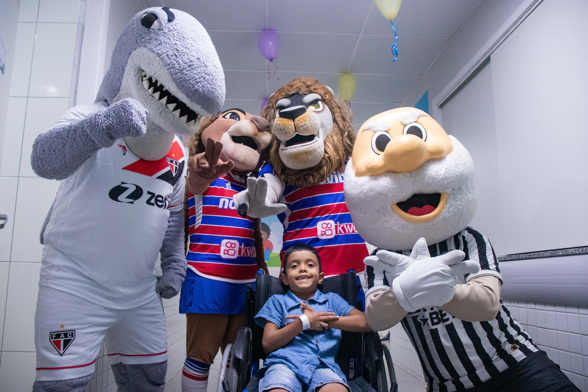 FORTALEZA, CEARÁ, BRASIL, 11-10-2023: Mascotes de times de futebol fazem a Semana da Criança no Hospital IJF. (Foto: Samuel Setubal/ O Povo)