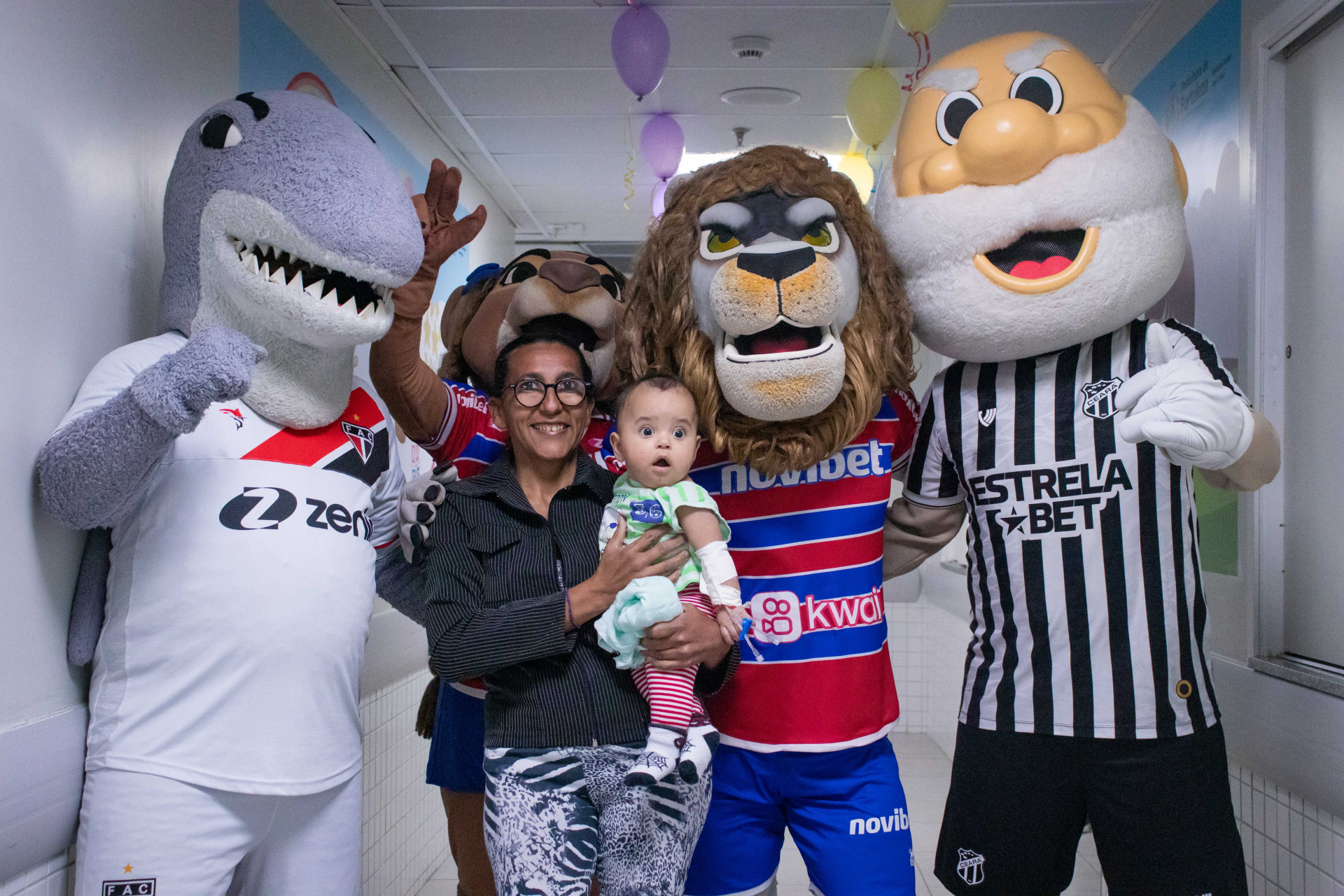 FORTALEZA, CEARÁ, BRASIL, 11-10-2023: Mascotes de times de futebol fazem a Semana da Criança no Hospital IJF. (Foto: Samuel Setubal/ O Povo)