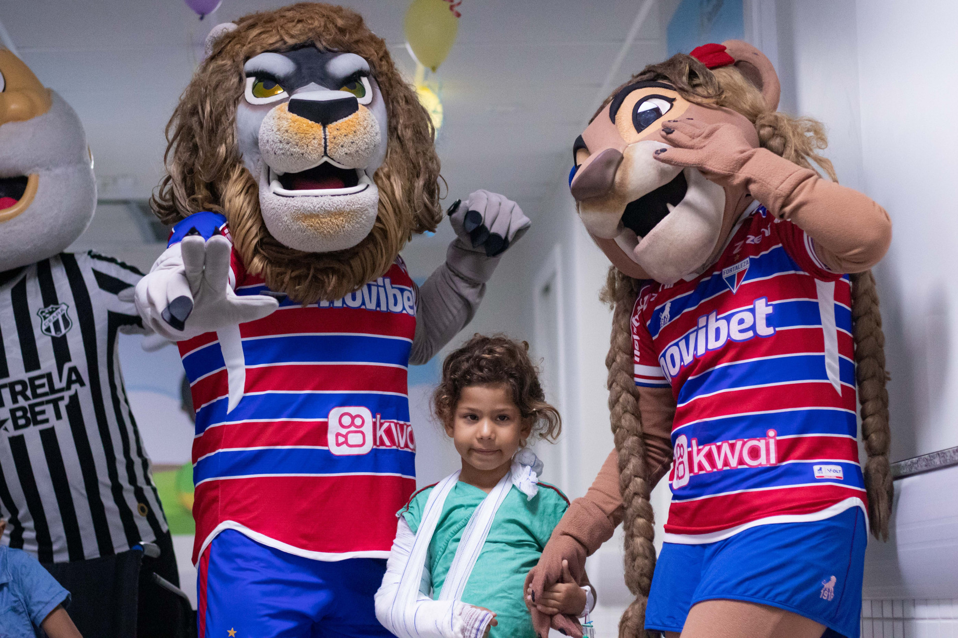 FORTALEZA, CEARÁ, BRASIL, 11-10-2023: Mascotes de times de futebol fazem a Semana da Criança no Hospital IJF. (Foto: Samuel Setubal/ O Povo)