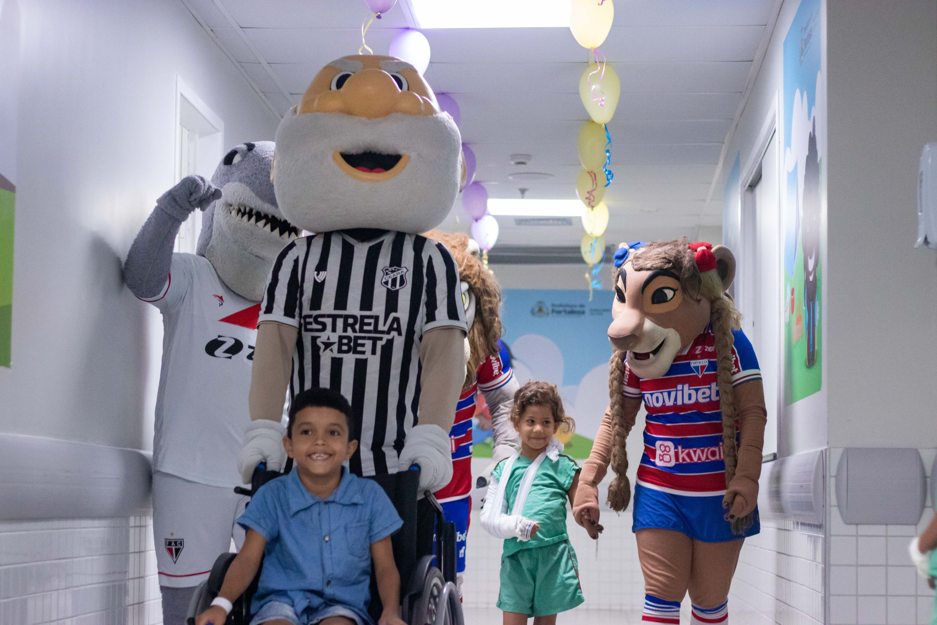 FORTALEZA, CEARÁ, BRASIL, 11-10-2023: Mascotes de times de futebol fazem a Semana da Criança no Hospital IJF. (Foto: Samuel Setubal/ O Povo)