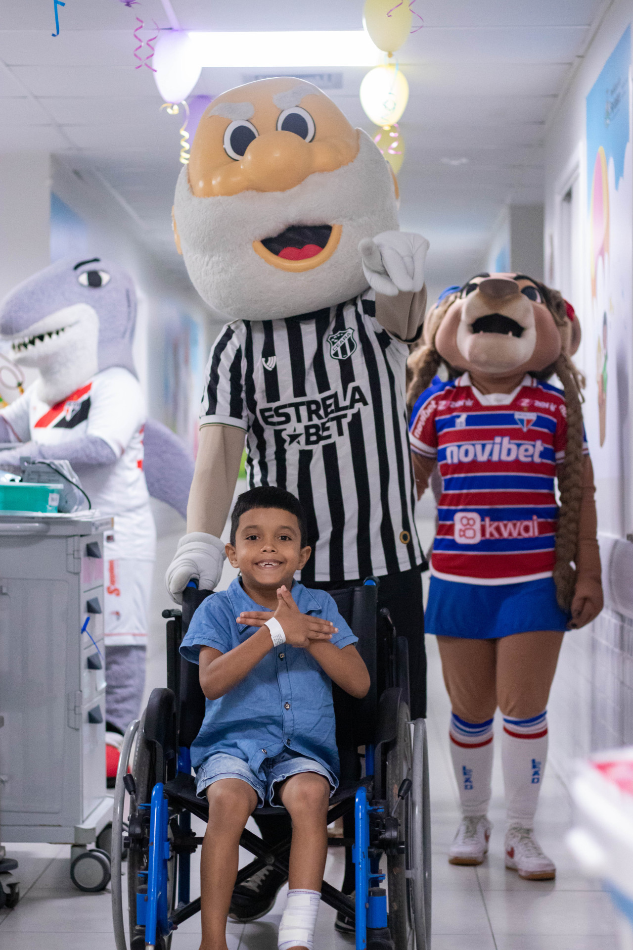 FORTALEZA, CEARÁ, BRASIL, 11-10-2023: Mascotes de times de futebol fazem a Semana da Criança no Hospital IJF. (Foto: Samuel Setubal/ O Povo)