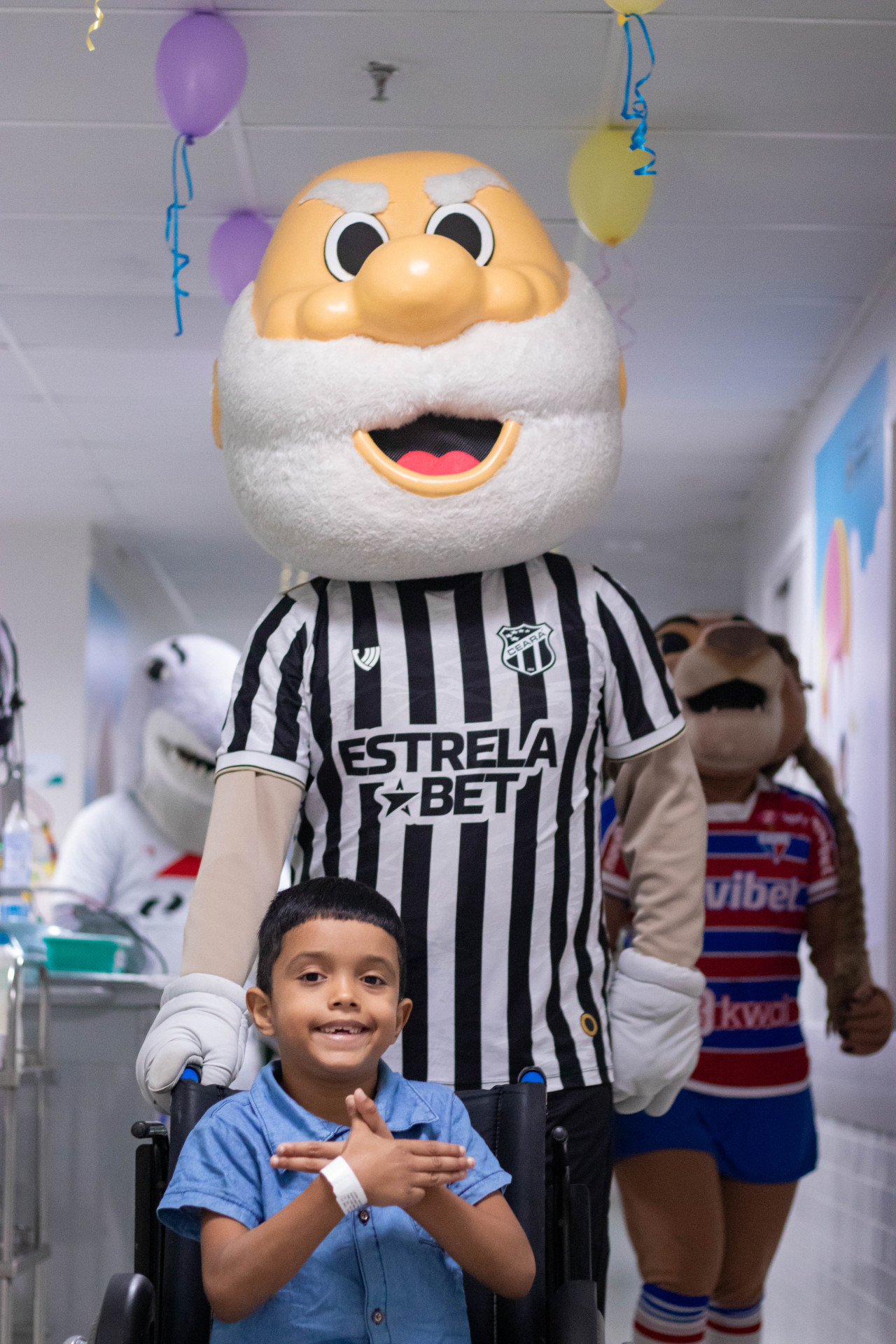 FORTALEZA, CEARÁ, BRASIL, 11-10-2023: Mascotes de times de futebol fazem a Semana da Criança no Hospital IJF. (Foto: Samuel Setubal/ O Povo)