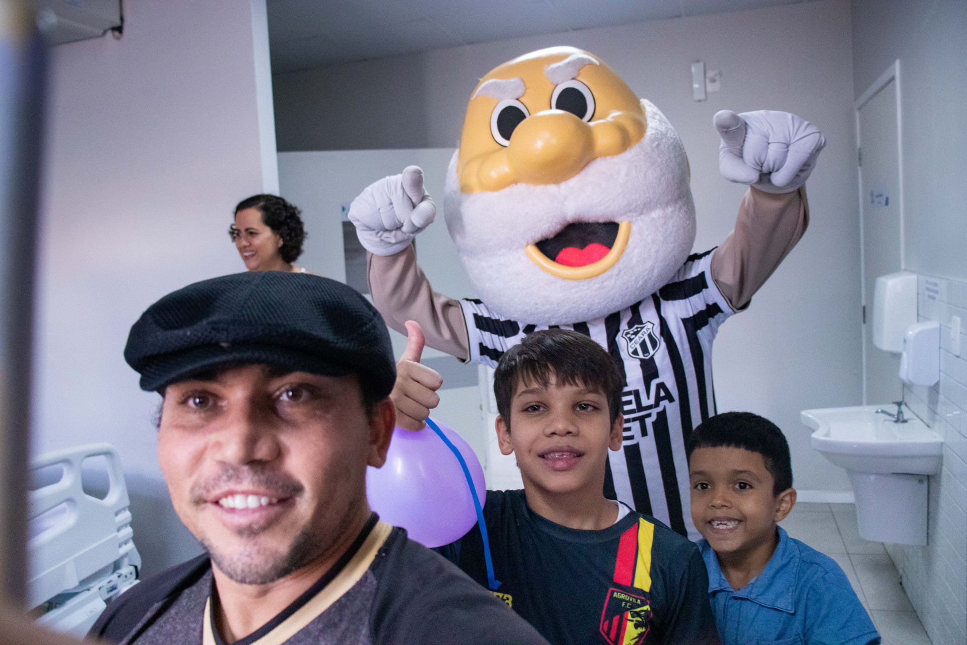 FORTALEZA, CEARÁ, BRASIL, 11-10-2023: Mascotes de times de futebol fazem a Semana da Criança no Hospital IJF. (Foto: Samuel Setubal/ O Povo)