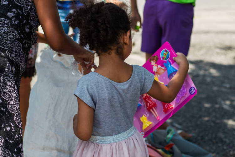 FORTALEZA, CEARÁ, 12-10-2023: Crianças e familiares em situação de vulnerabilidade social buscam alternativas para obter brinquedos e mantimentos nos Dia das Crianças, nos sinais de trânsito de Fortaleza.  (Foto: Fernanda Barros/ O Povo)
